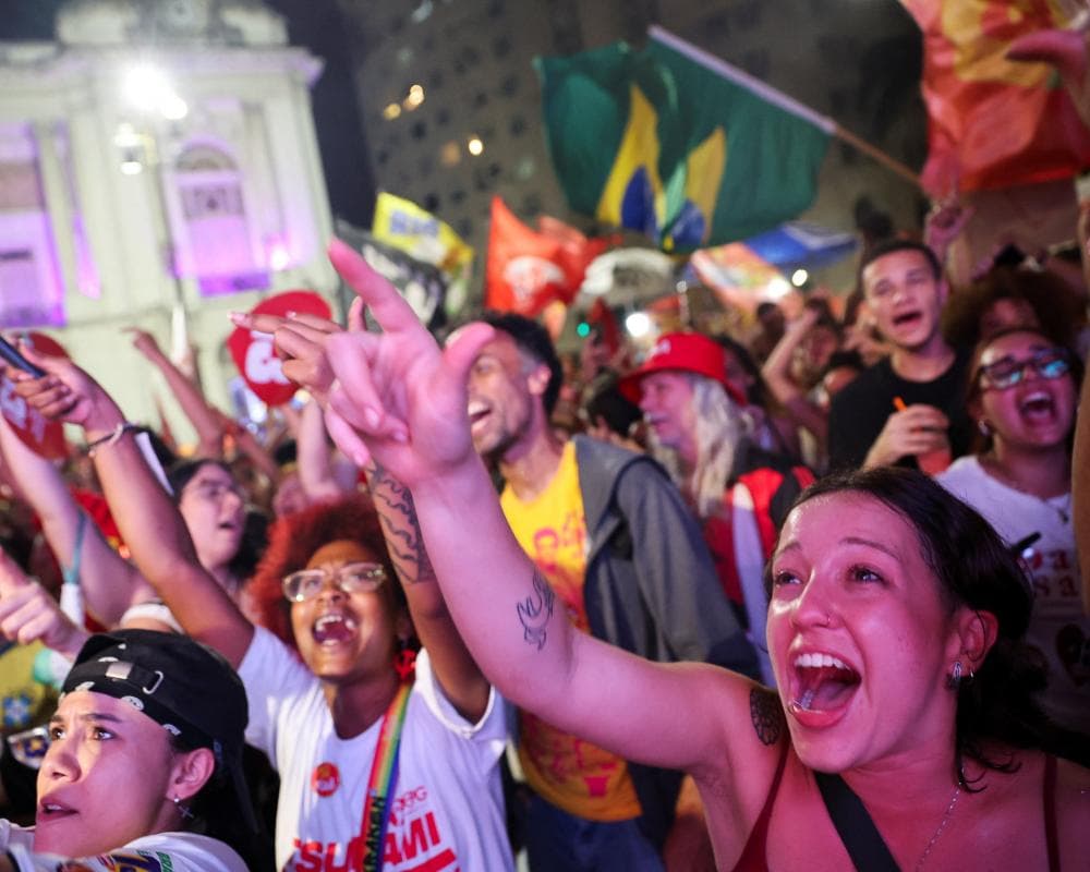 Supporters of Brazilian president Luiz Inácio Lula da Silva react in Rio de Janeiro after his win against Flávio Bolsonaro